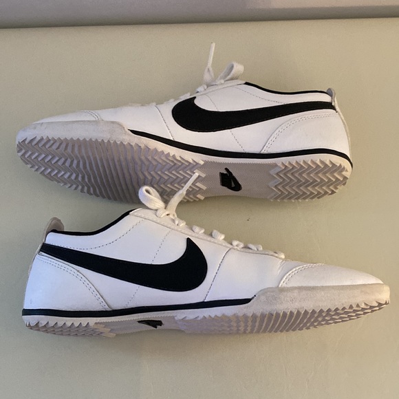 Women’s Nike Fivekay performance trainers in white/black. Faux leather. 7.5M - Picture 2 of 7